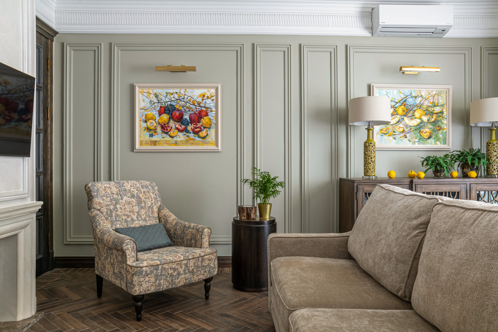 Houzz тур: Таунхаус с оливковой гостиной и чёрной детской