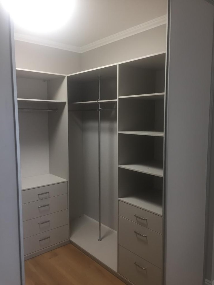 Гардеробная с системой дверей AIR Raumplus с верхним подвесом