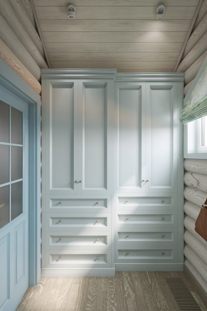 Прихожая  и гардеробная в деревянном доме