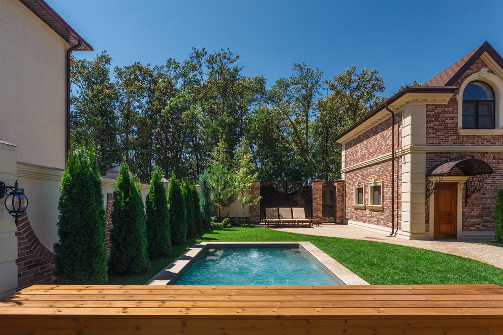 Роллетное покрытие для бассейна под декоративным деревянным коробом.