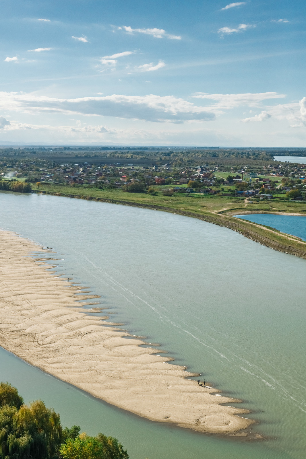 Качели на эксплуатируемой кровле из лиственницы