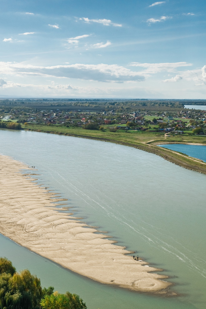 Качели на эксплуатируемой кровле из лиственницы