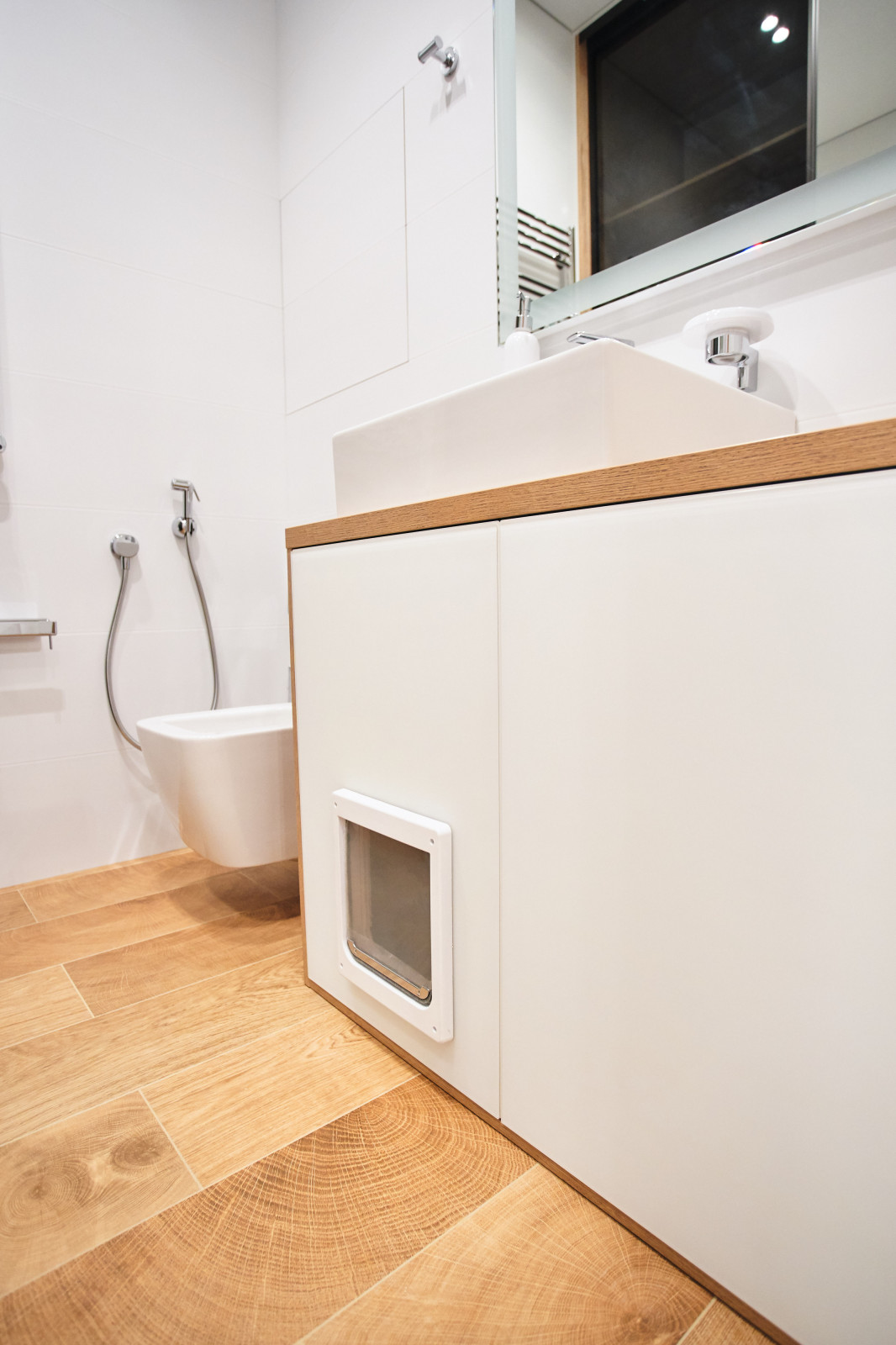 Тумба от raumplus с окошком для кота, где находится его туалет