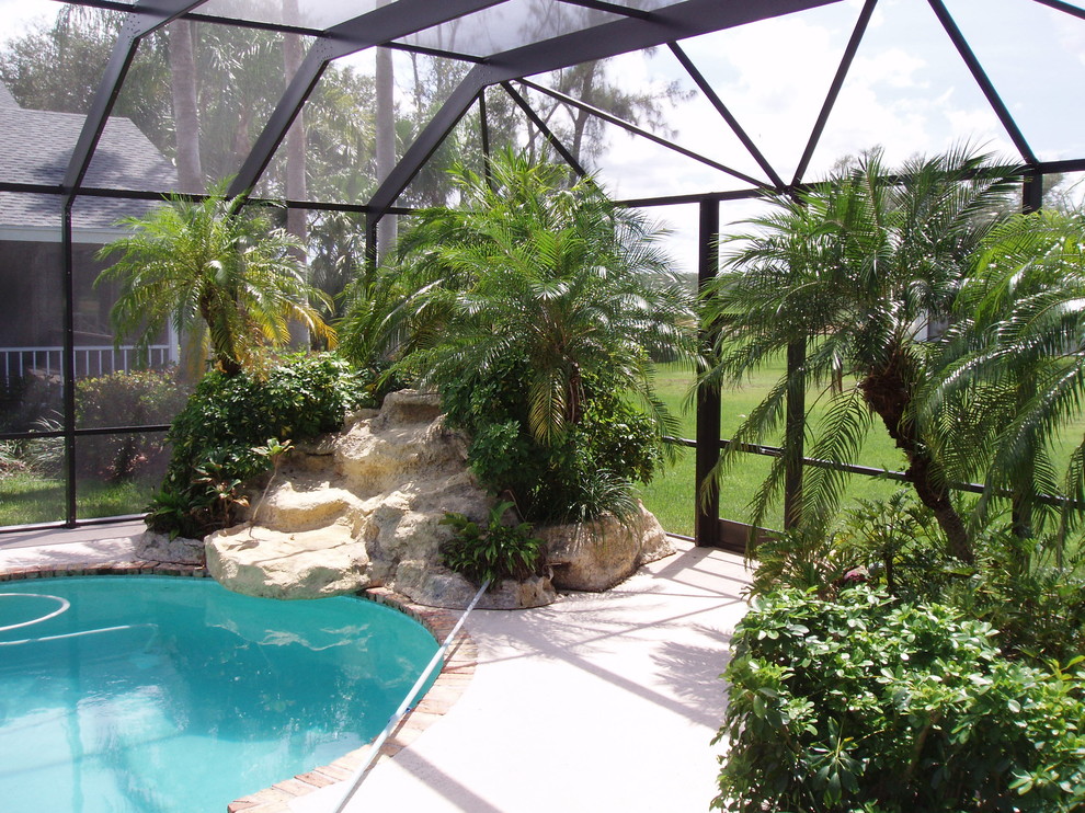 Вольер с навесом из поикарбоната для бассейна и патио