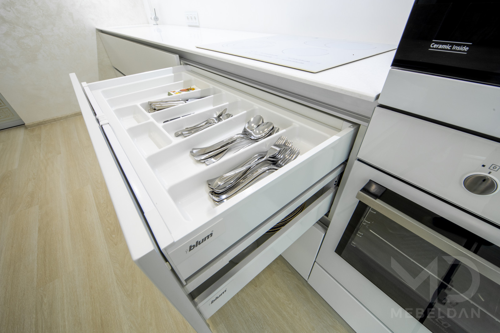 Прямая кухня , длина 4.2м