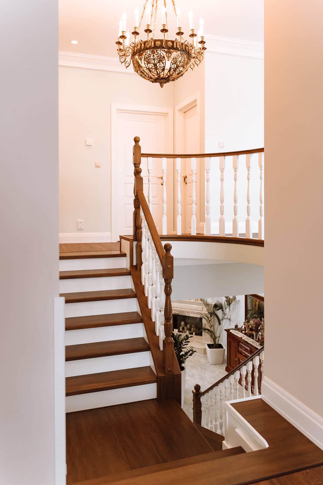 Проект 7 - Парадная дубовая лестница на второй этаж загородного дома