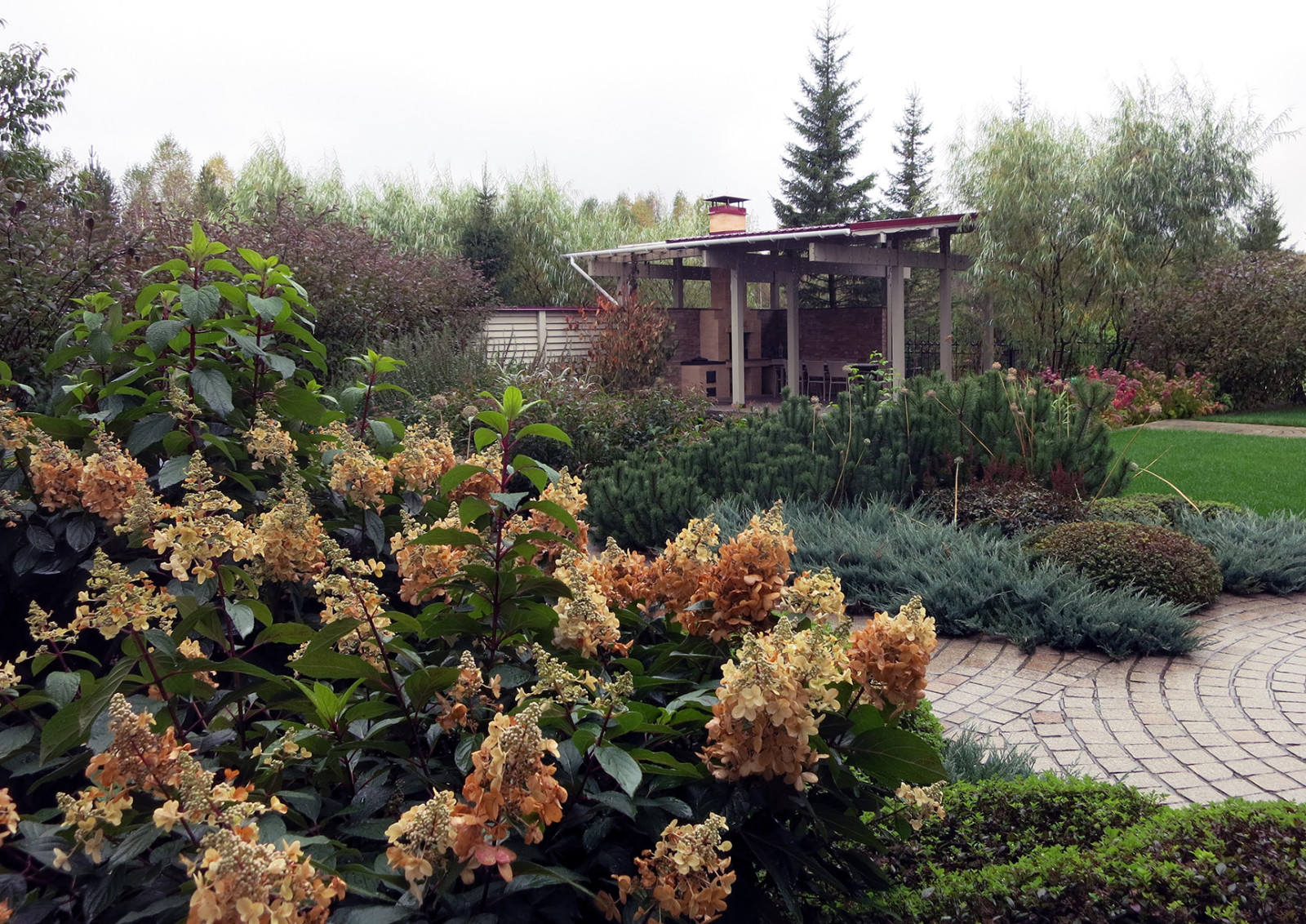 Сад с геометричным водоемом