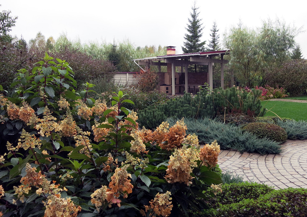 Сад с геометричным водоемом