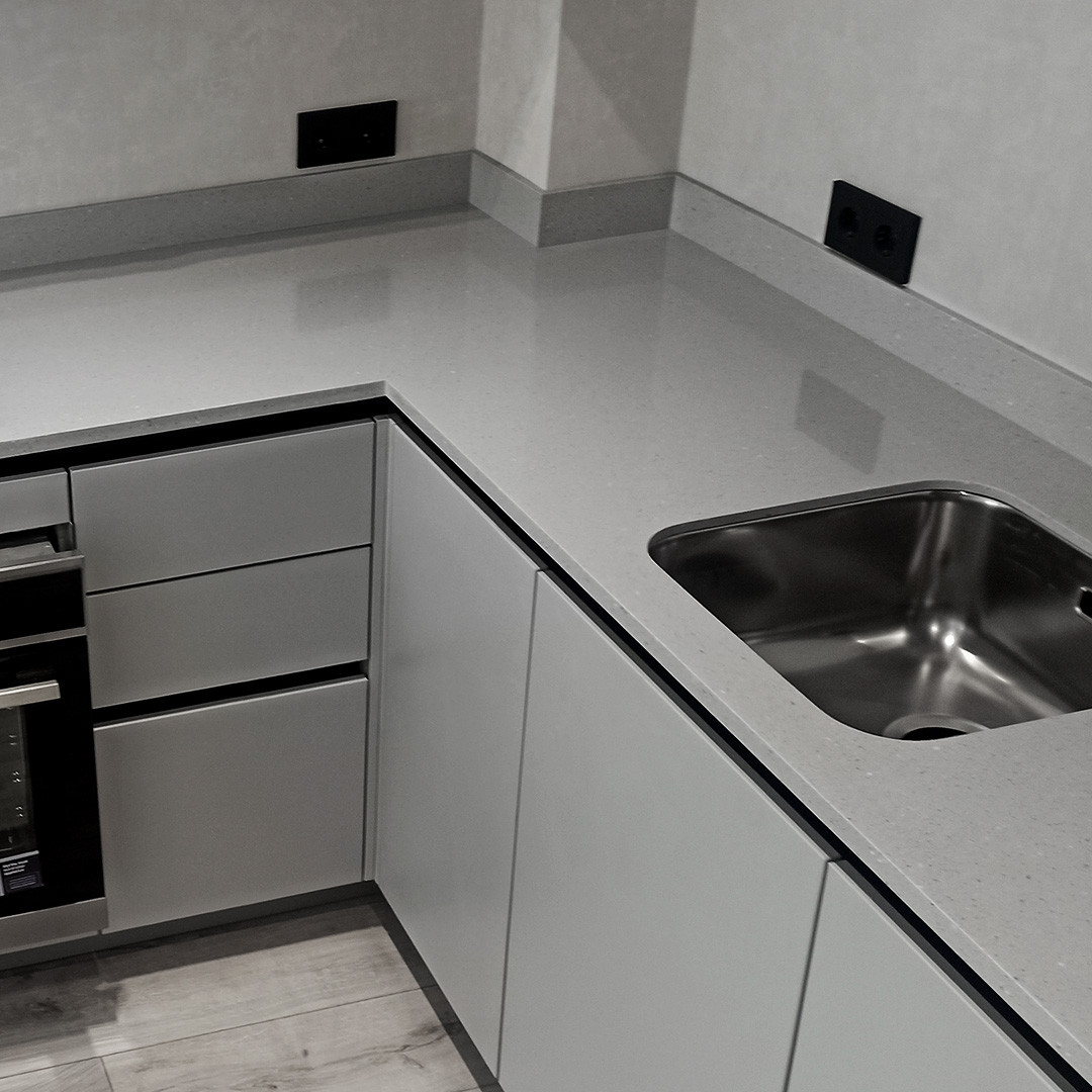 Серая кухонная столешница из искусственного камня Hi-Macs под бетон