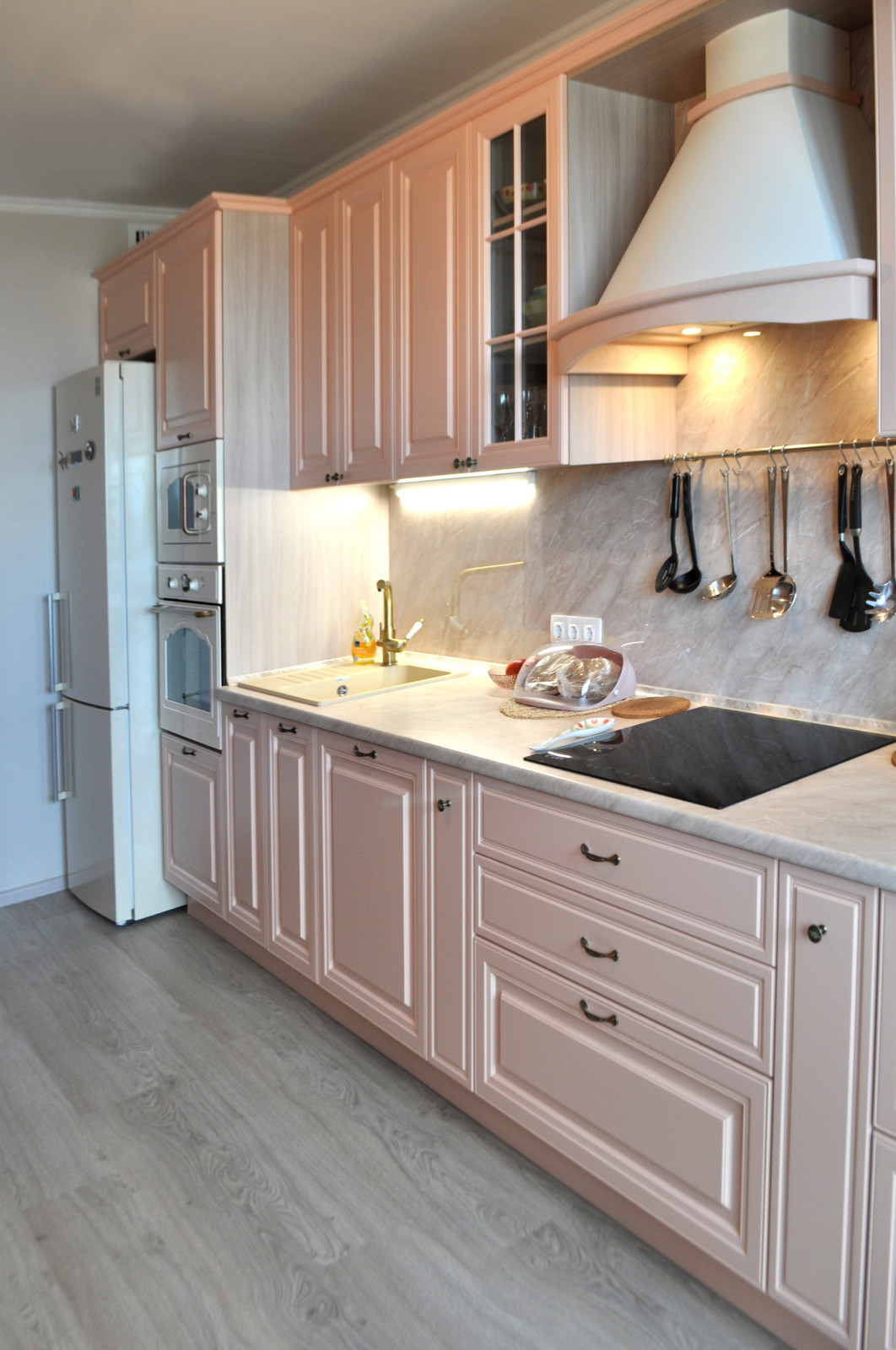 Пыльно-розовый проект кухни