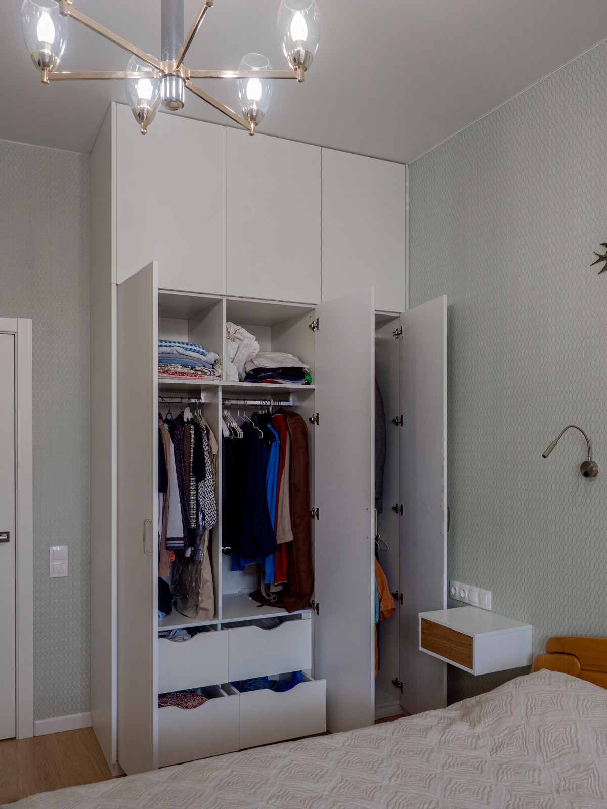 Меблировка спальни и кабинета в светло-мятном цвете