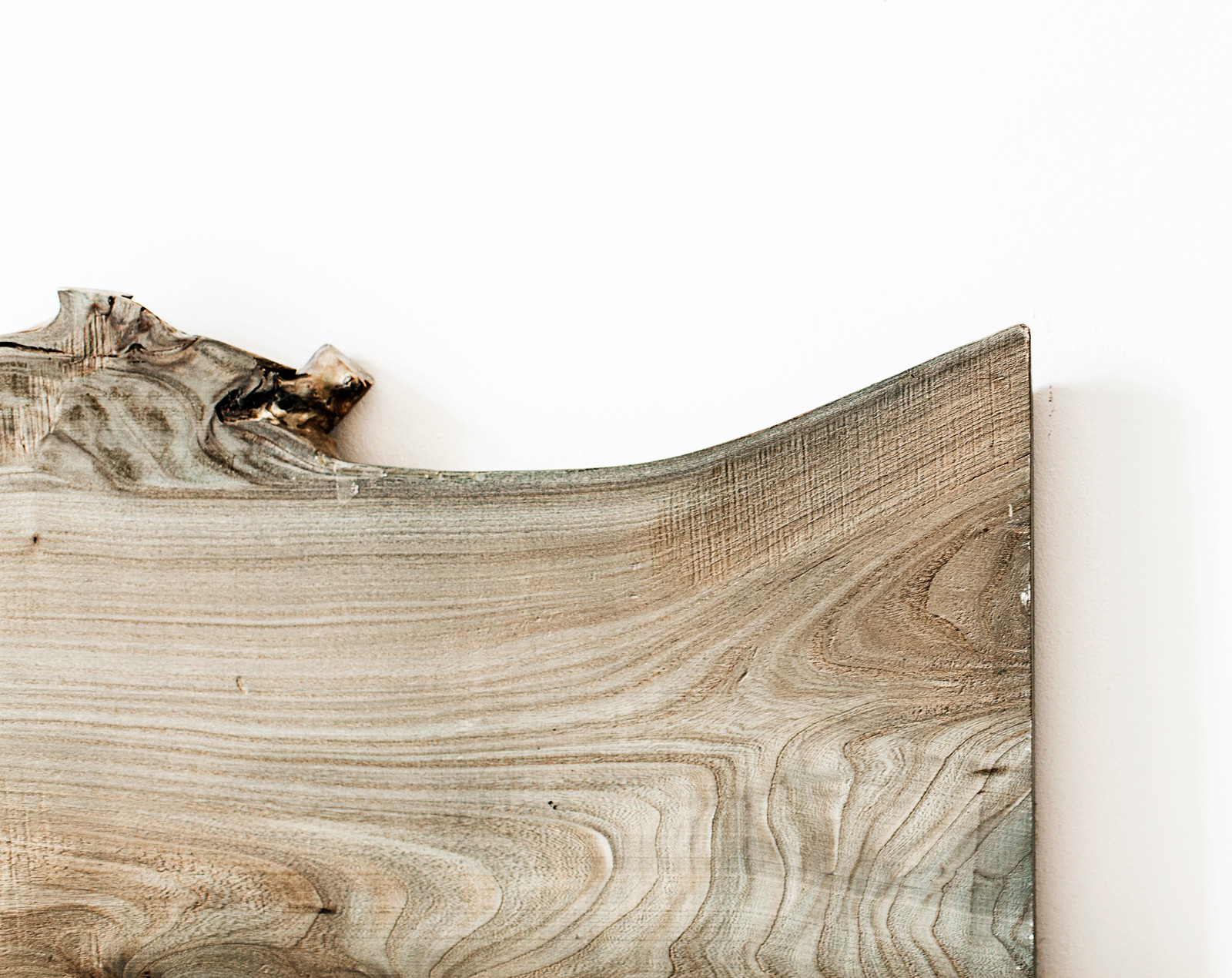 В гостях: Интерьер для троих друзей с авторской мебелью из дерева