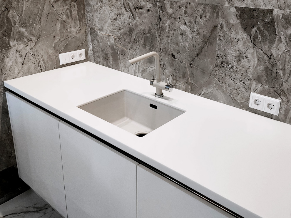 Белая столешница из искусственного камня Staron