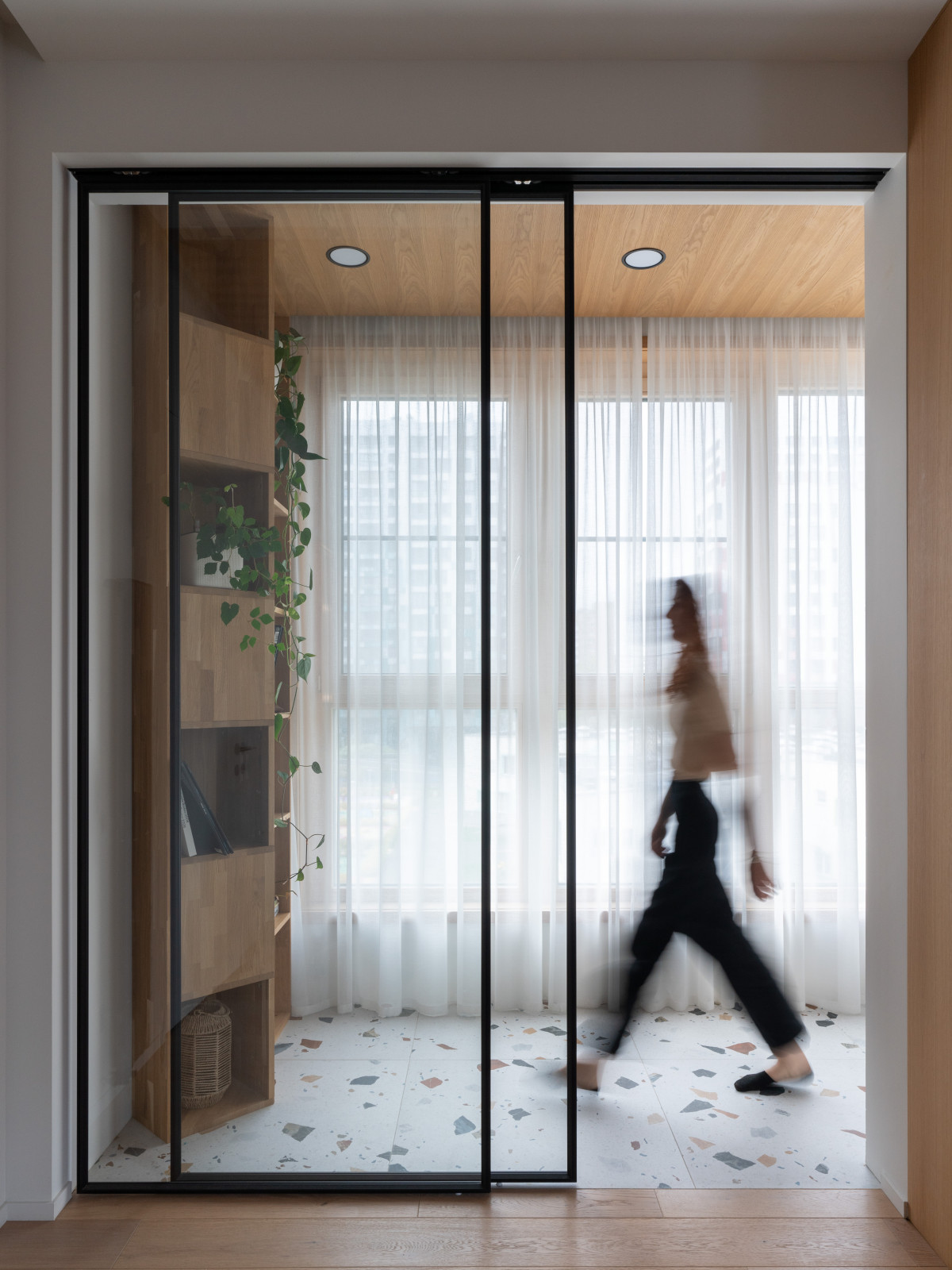 Двухкомнатная квартира с зеленой перегородкой в гостиной