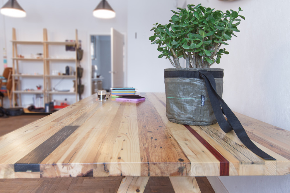 Рабочий стол из разных видов старого дерева