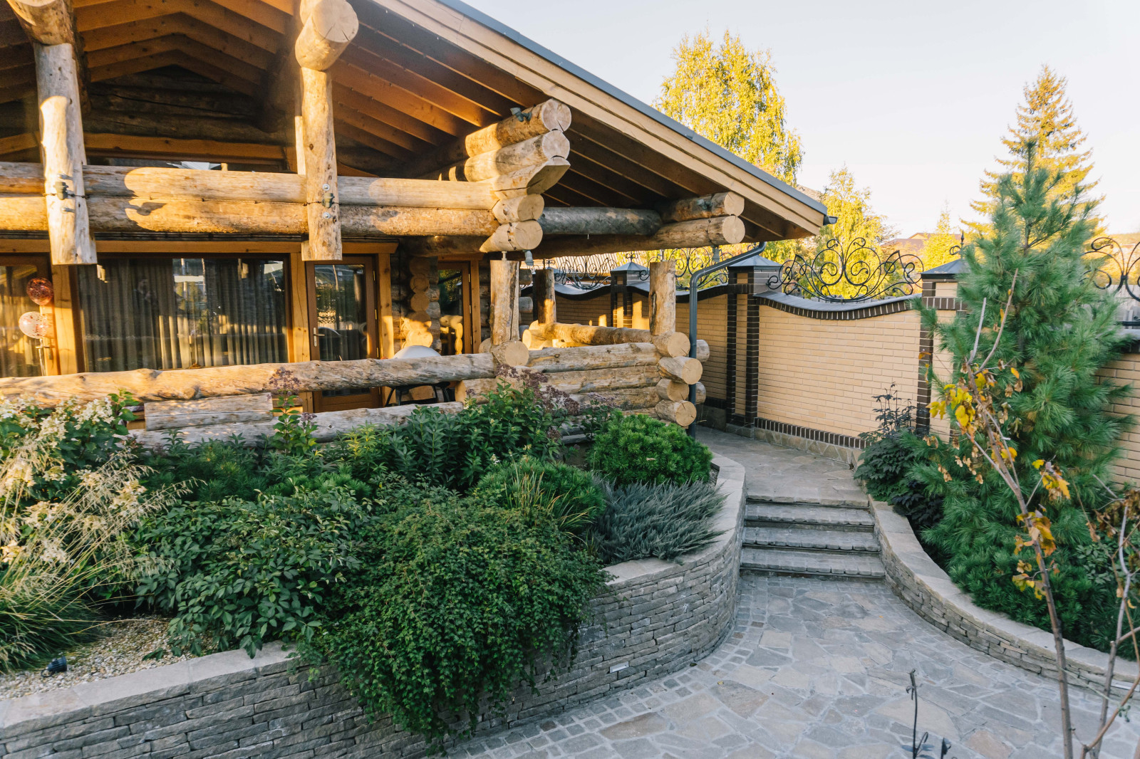 Сад с подпорными стенами