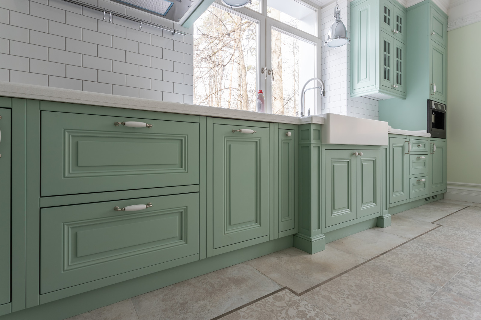 Зеленая кухня в загородном доме