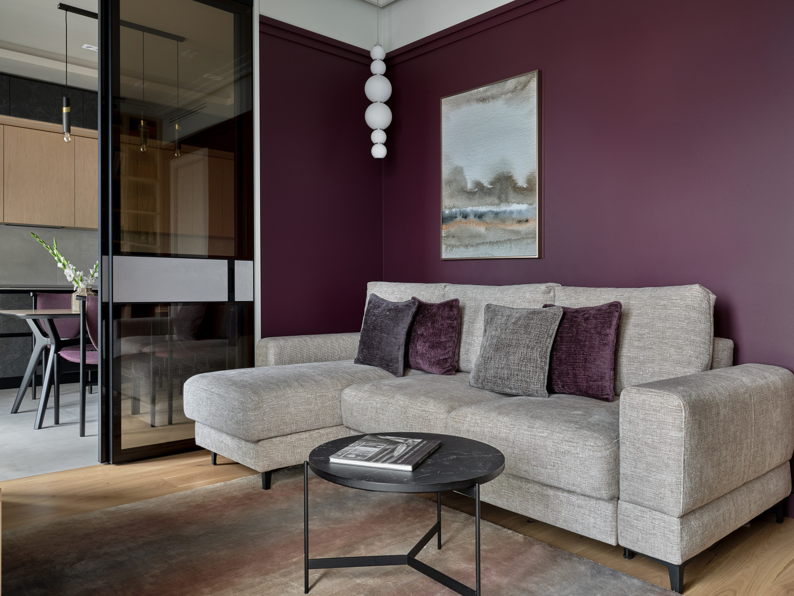 Современный интерьер с фиолетовыми акцентами