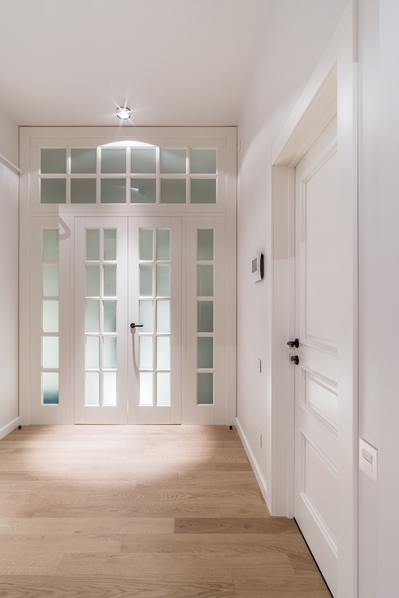 Квартира с разноцветными дверьми