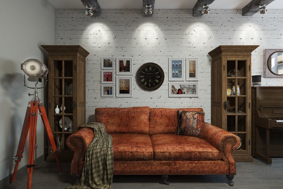 Диван из состаренной кожи на фоне старинной кирпичной кладки и старинных потолоч