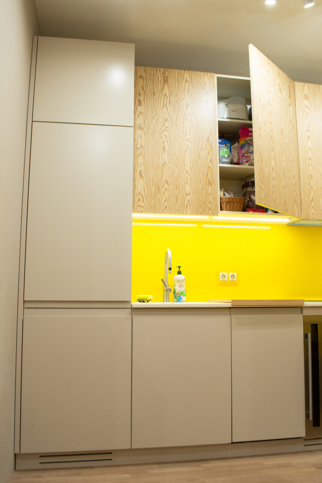 Яркая современная кухня