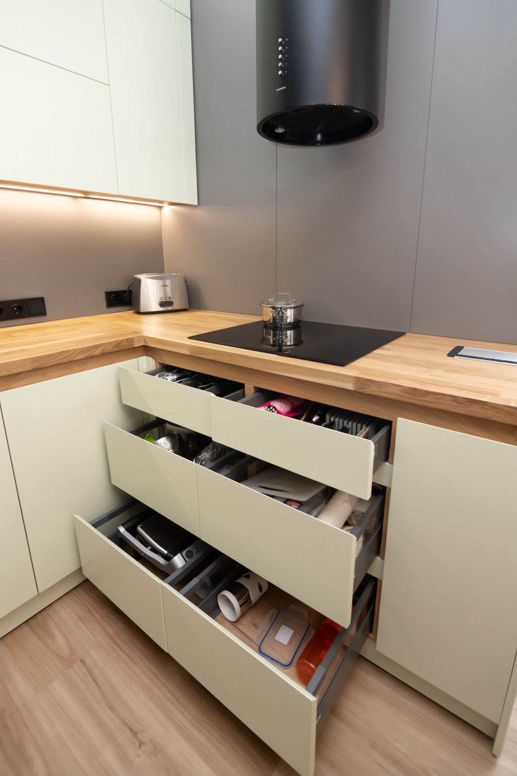 Компактная кухня-прихожая в современном стиле