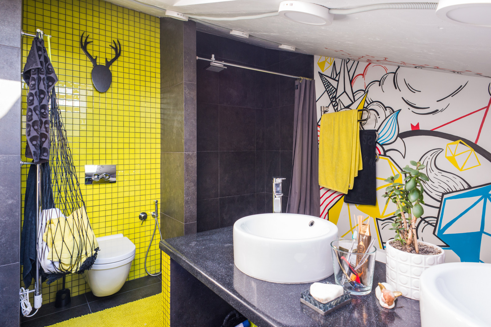 В гостях: Мансарда арт-директора с ванной в цветах его агентства