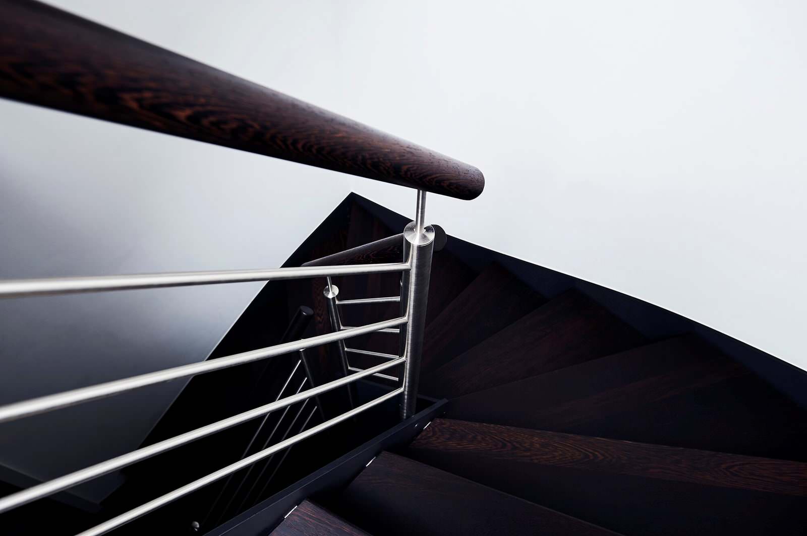 Консольная лестница в темных тонах