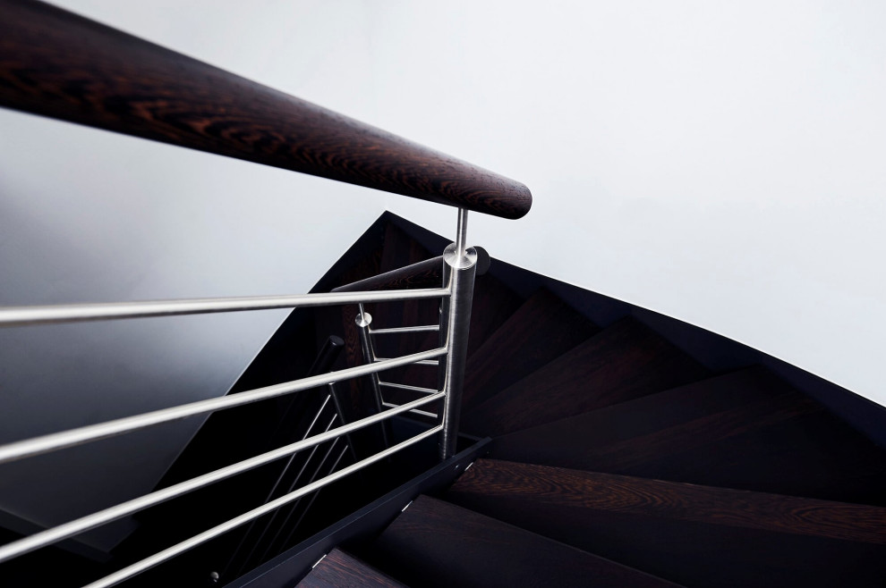 Консольная лестница в темных тонах