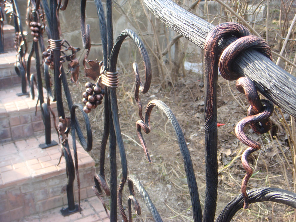 Кованые ограждения в саду, г. Звенигород