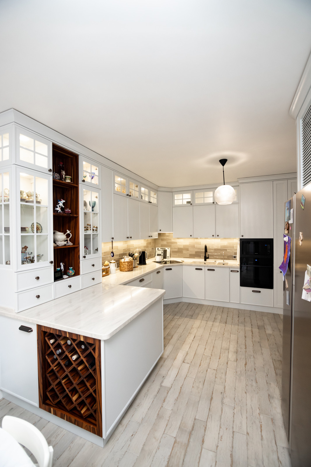 Светлая кухня с деревянными элементами