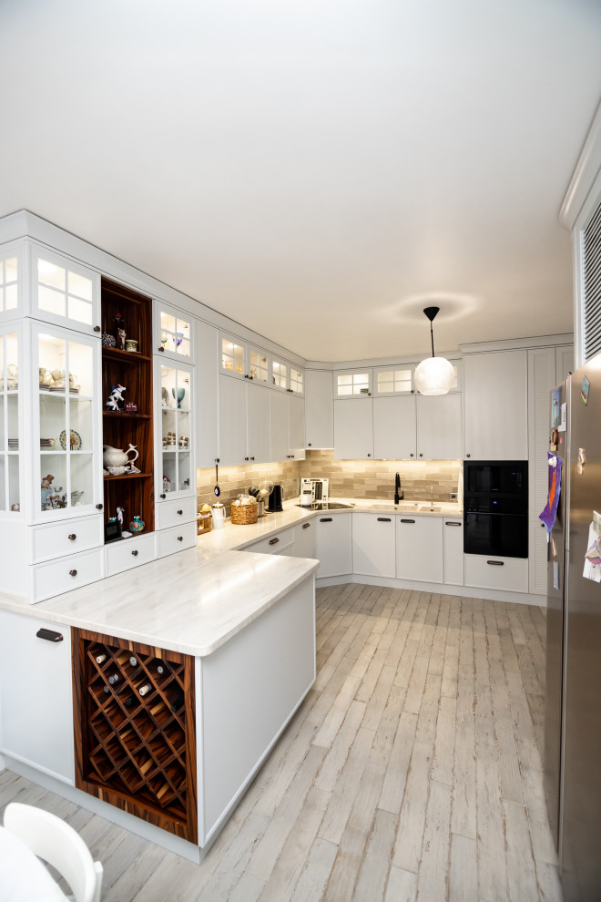 Светлая кухня с деревянными элементами