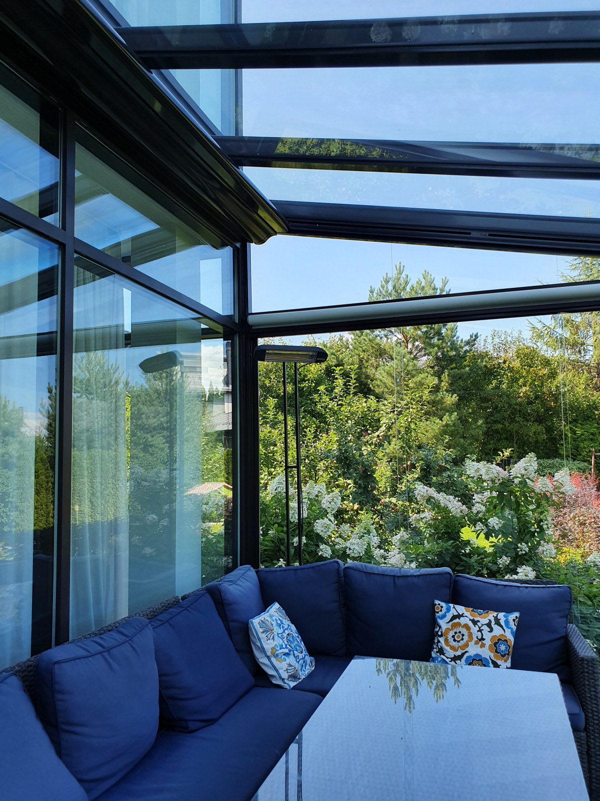 Веранда с безрамным остеклением Weinor и маркиза Markilux