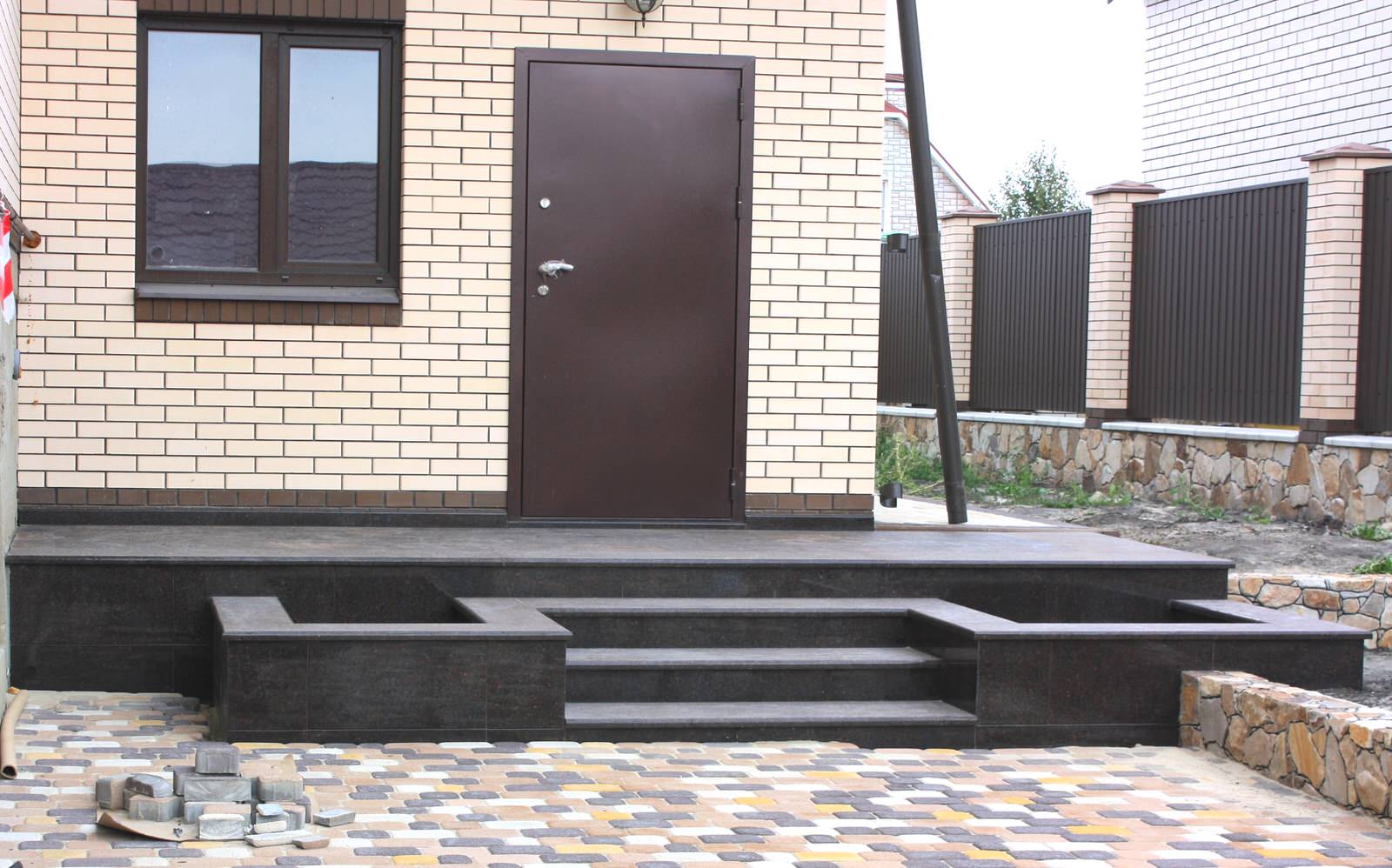 Входная группа из Карельского гранита