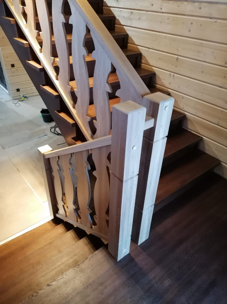 Обложка проекта: Деревянная лестница с необычным ограждением
