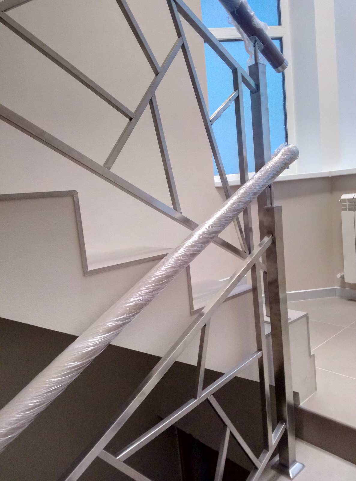 Лестница с ограждениями из нержавеющей стали