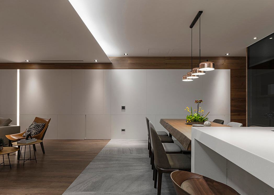 Светлая квартира с просторной диванной зоной от L DESIGN