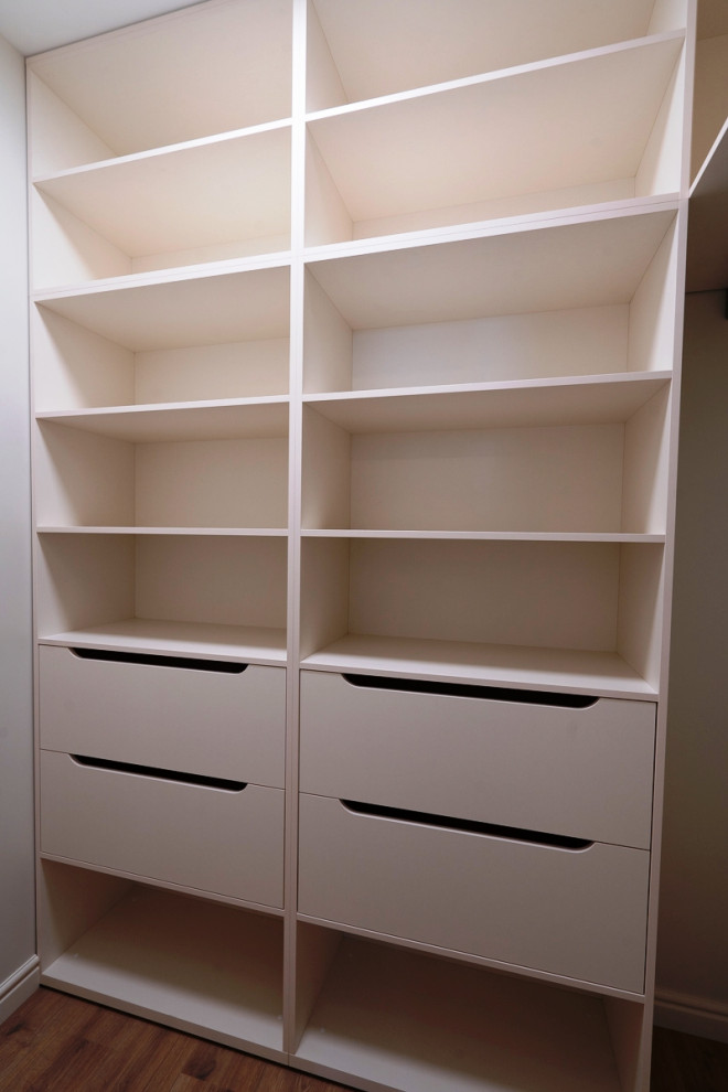 Еще одна серая кухня в большом проекте современной московской квартиры