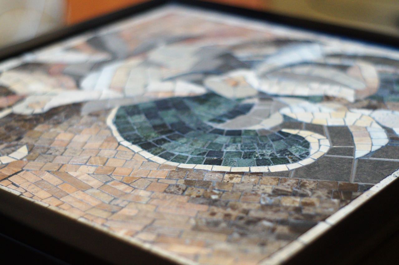 журнальный стол декорированный мраморной мозаикой