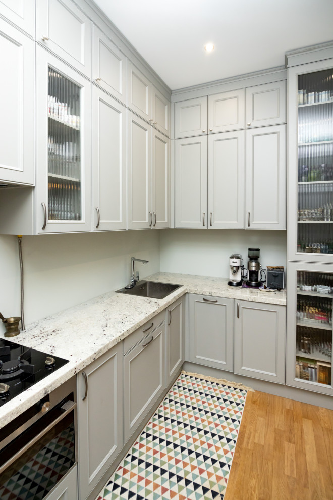 Светло-серая кухня в классическом стиле