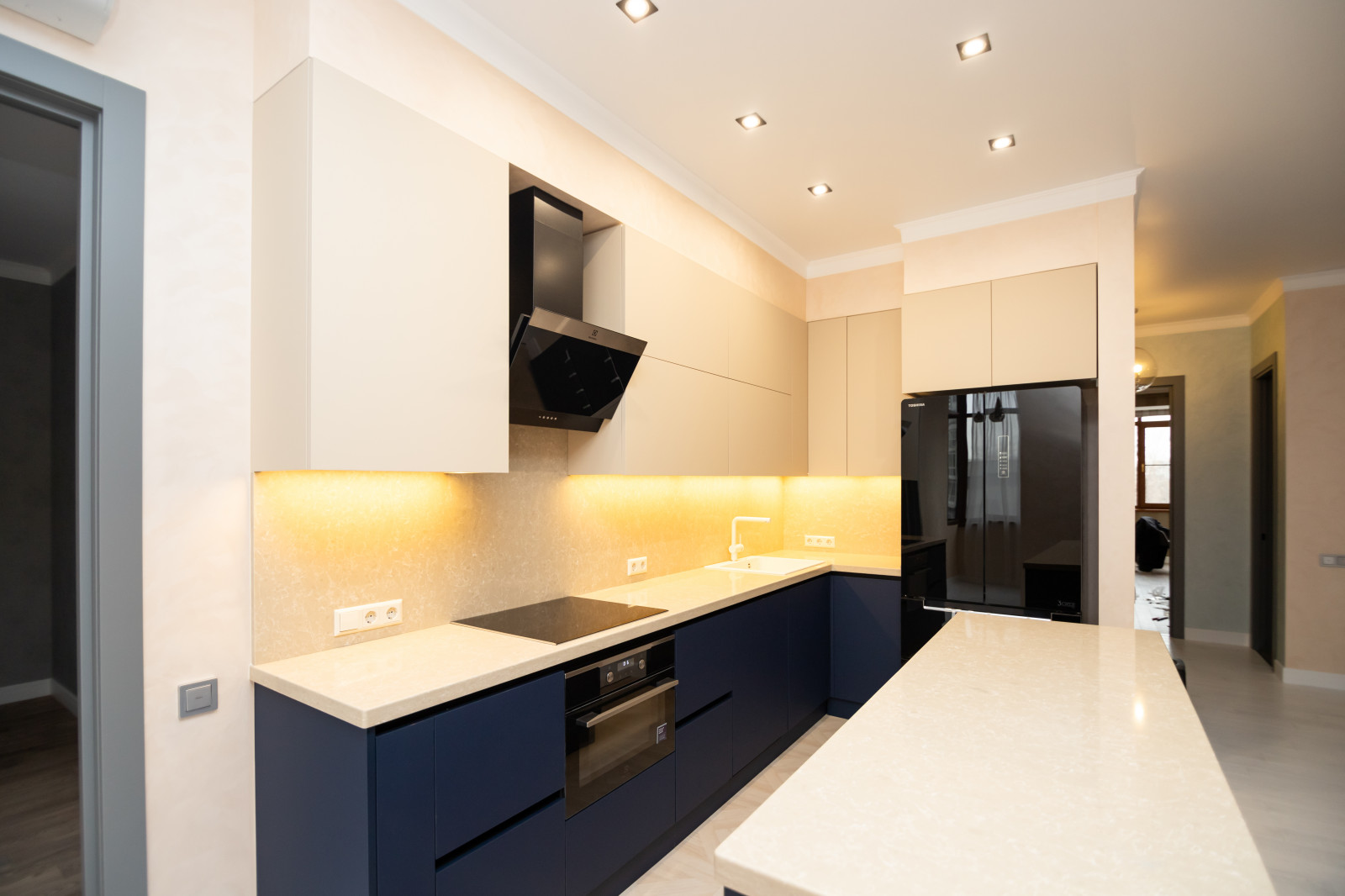 Бело-синяя кухня в современном стиле