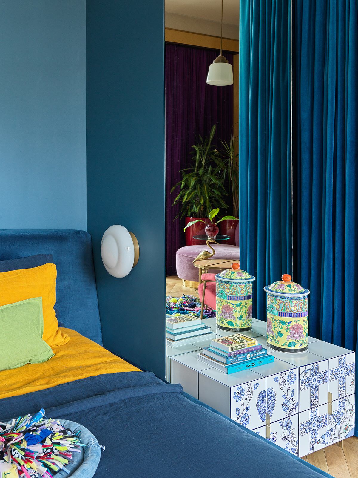 Спальня. Прикроватная тумба, декорированная плиткой