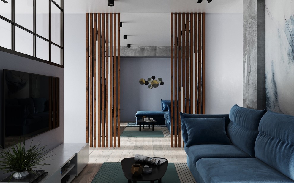 Зеркальная стена с рейками визуально расширяет пространство.