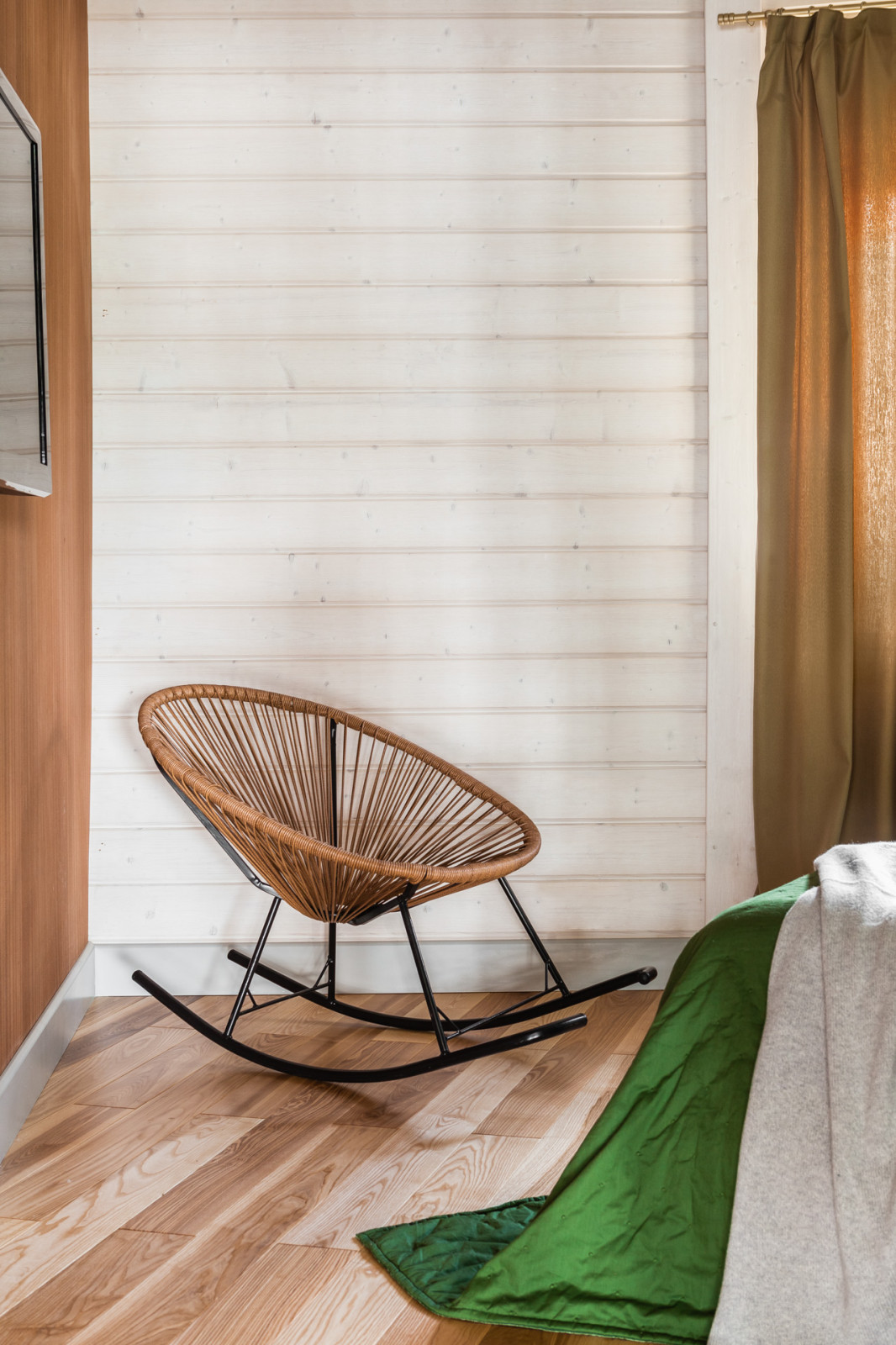 Купольный дом у воды