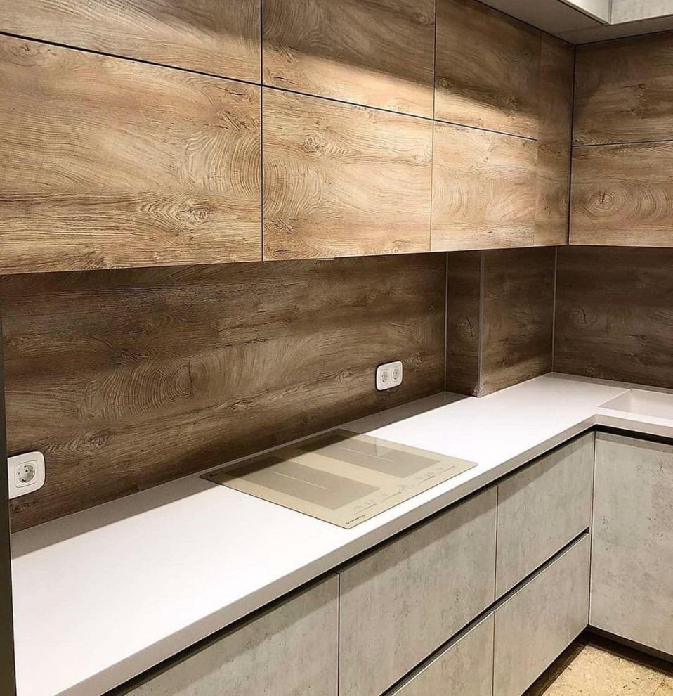 Встроенная угловая кухня с каменными и древесными фасадами