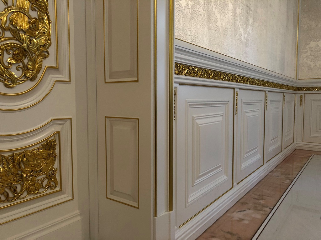 Панели с дверьми.