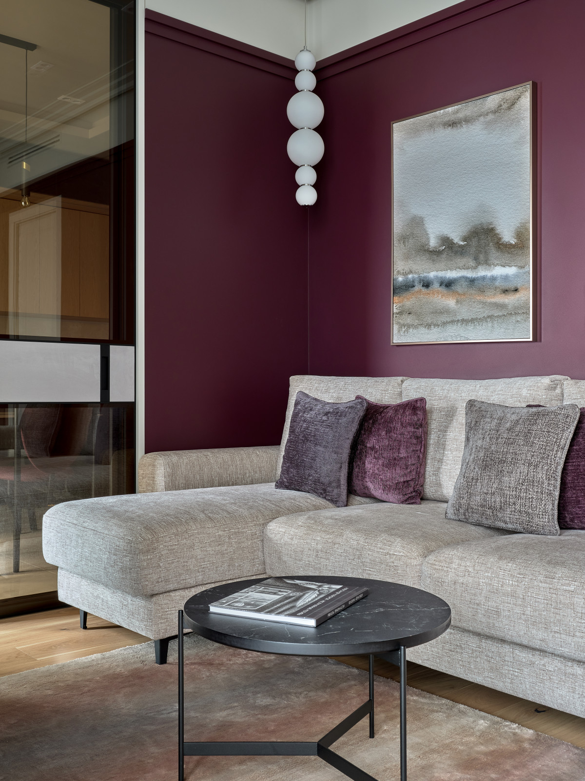 Современный интерьер с фиолетовыми акцентами