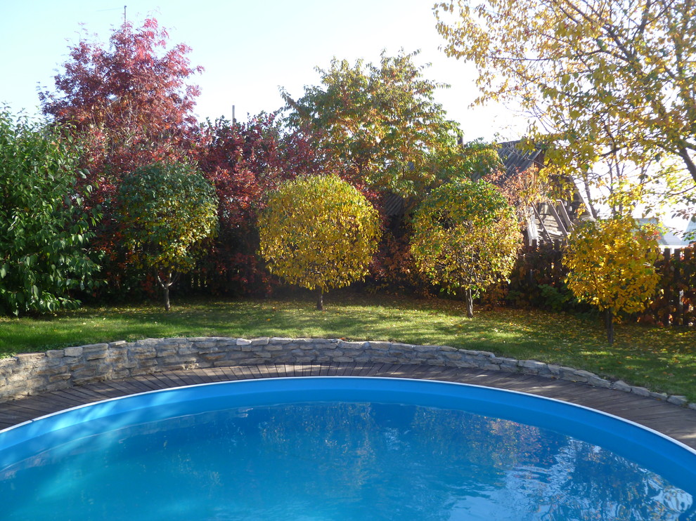 Бассейн в саду