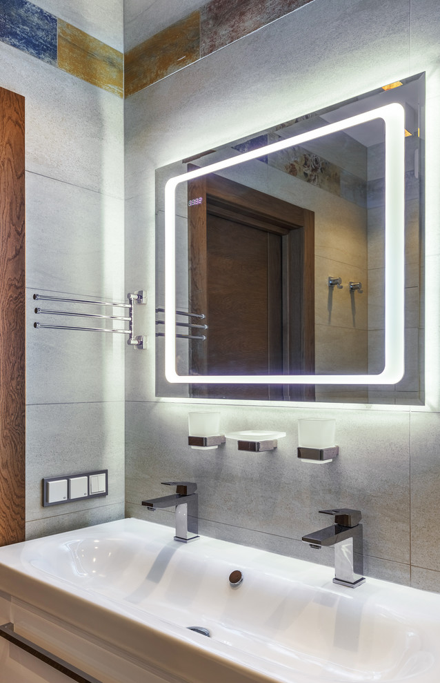 Ванная с плиткой, имитирующей состаренное дерево