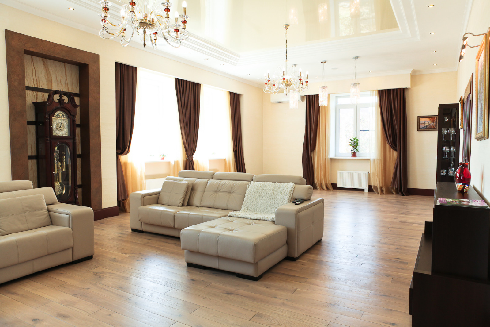 Коттедж: классический интерьер в бежевых  оттенках